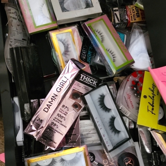 Makeup mystery bundle Retail 320- 350 - Picture 7 of 13